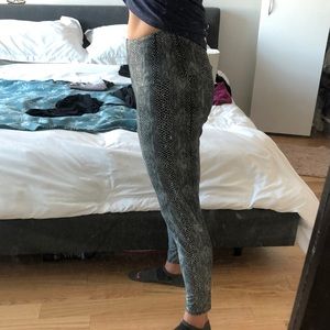 Onzie High rise midi leggings